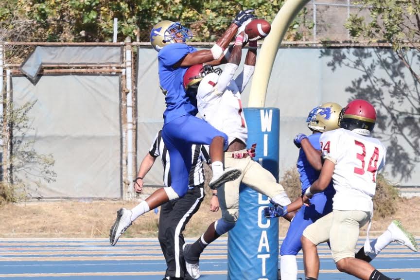WLAC Quarterback Too Elusive, Football Loses, 34-27