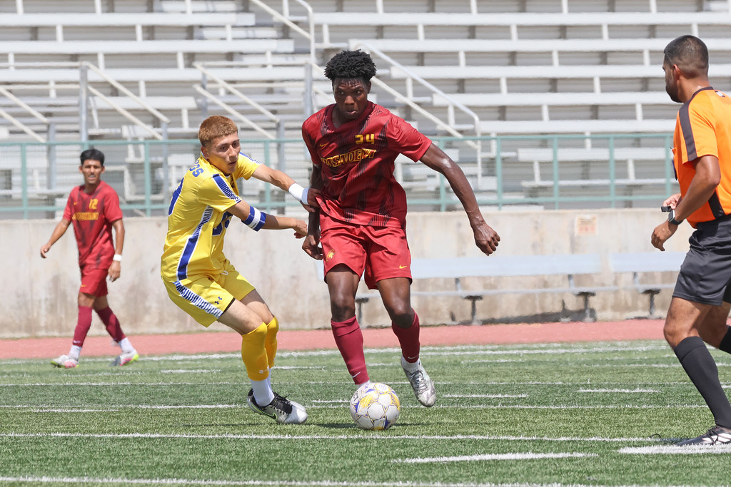 Jeremiah Alomo in action in a recent home game (photo by Richard Quinton).