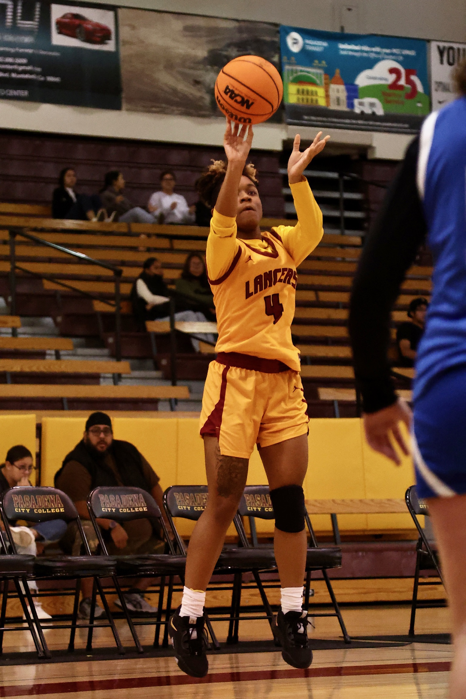 Bryannae "Nae-Nae" Robinson launches a shot in a December home game.