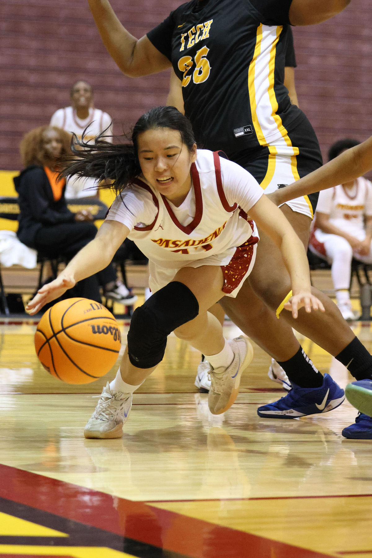 Paris Ngeam dives for the loose ball in Friday's game (photo/gallery by Richard Quinton).