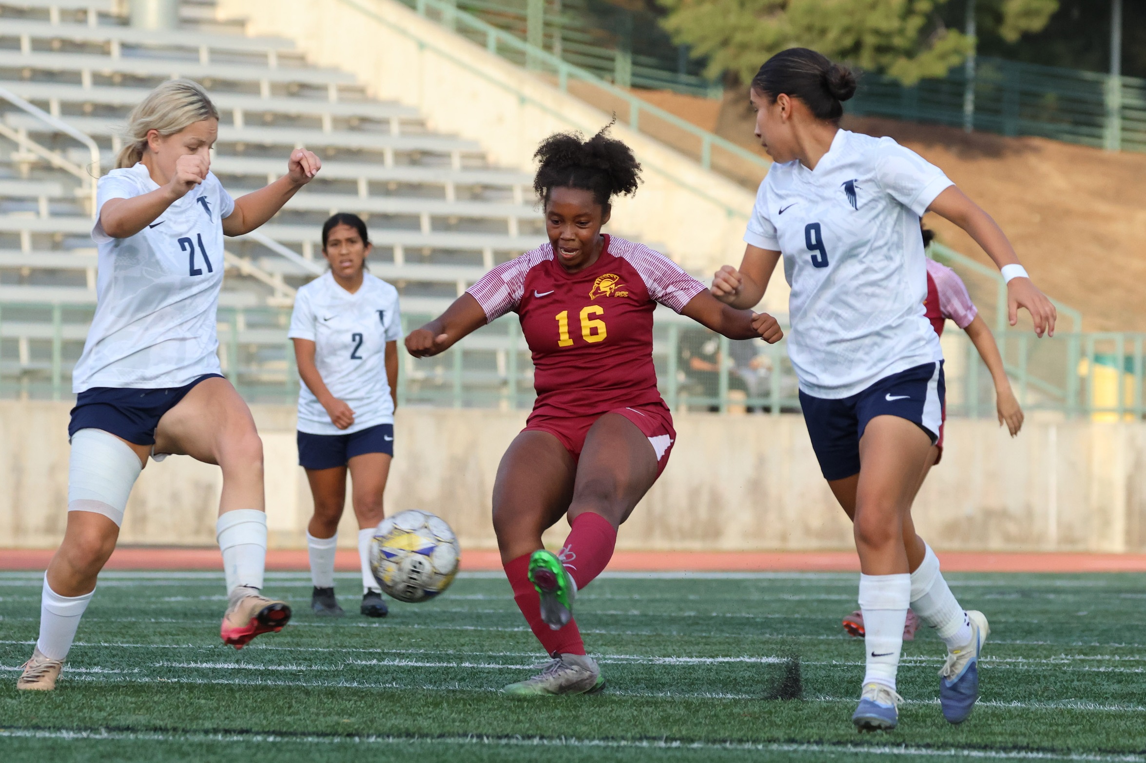 Maxine Scott in action v. Cerritos (photo/galleries by Richard Quinton).